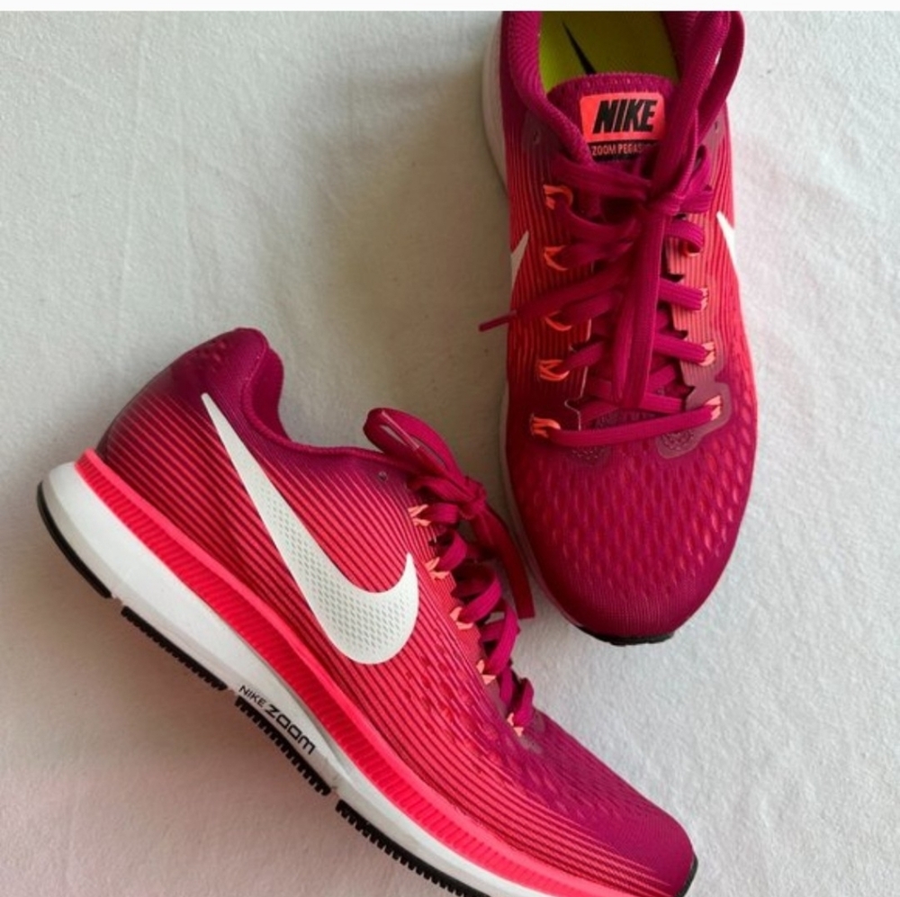 Nike Women's Fuchsia Athletic Sneakers
